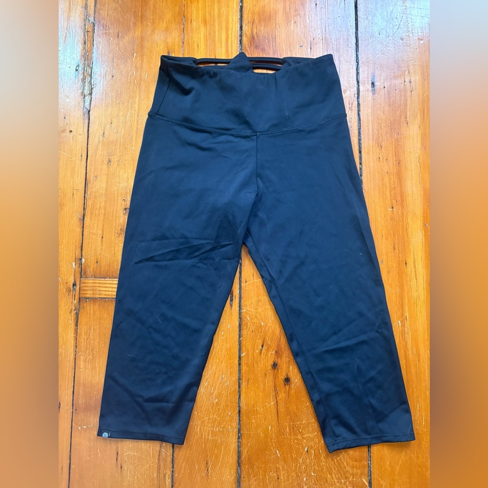 Onzie black Capri leggings